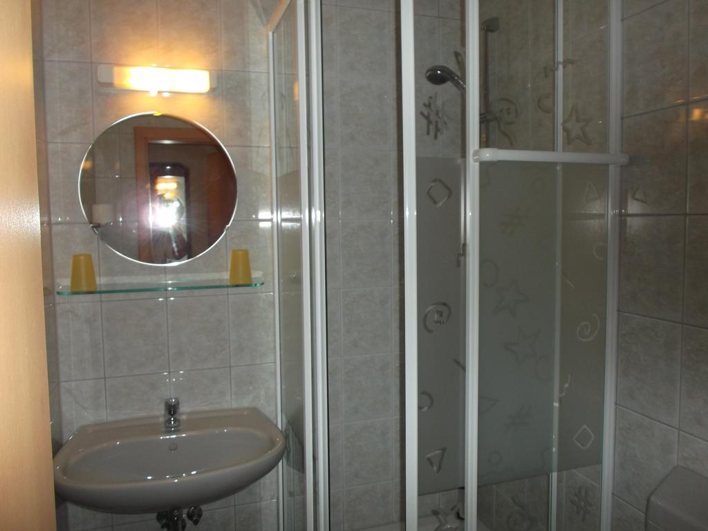 Gasthof Lindenkrug Broderstorf Ngoại thất bức ảnh