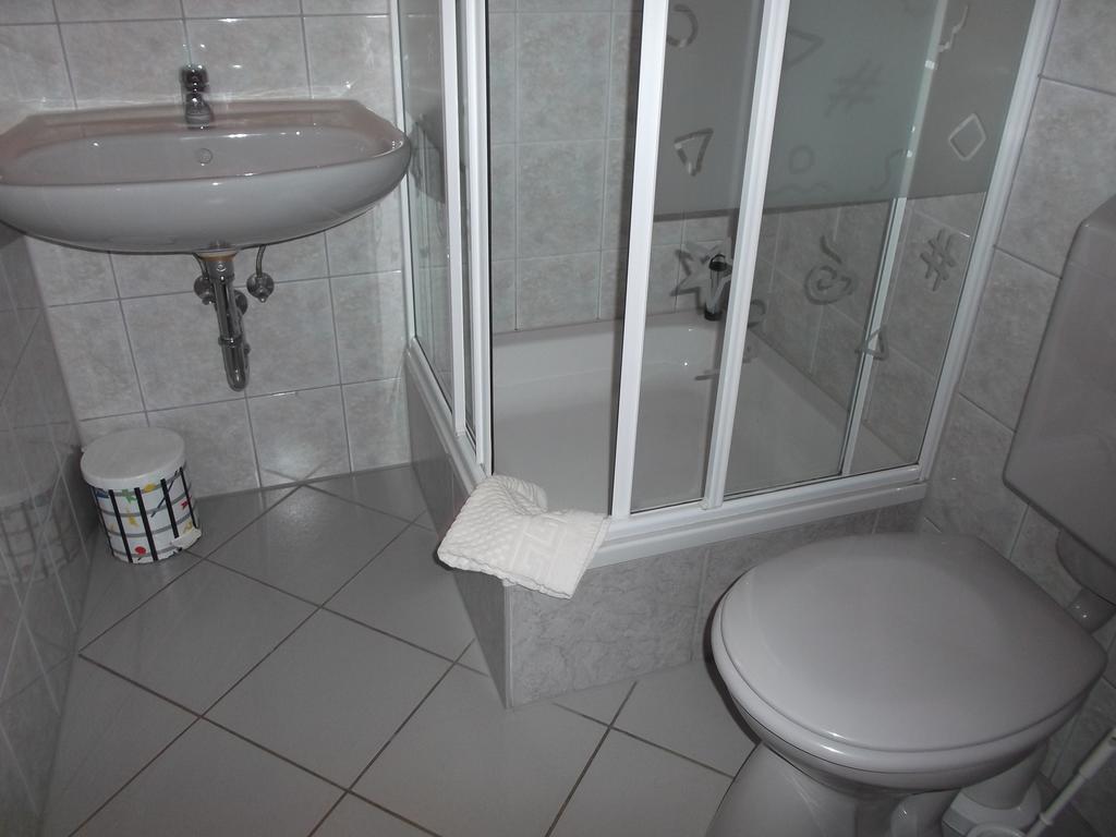 Gasthof Lindenkrug Broderstorf Ngoại thất bức ảnh
